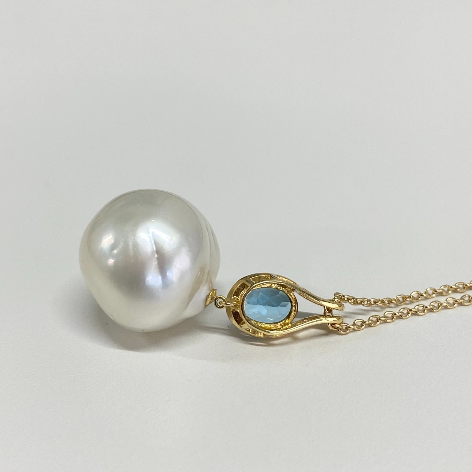 15.6mm Australia South Sea Pearl/Blue Quartz Pendant 18k Solid Yellow Gold