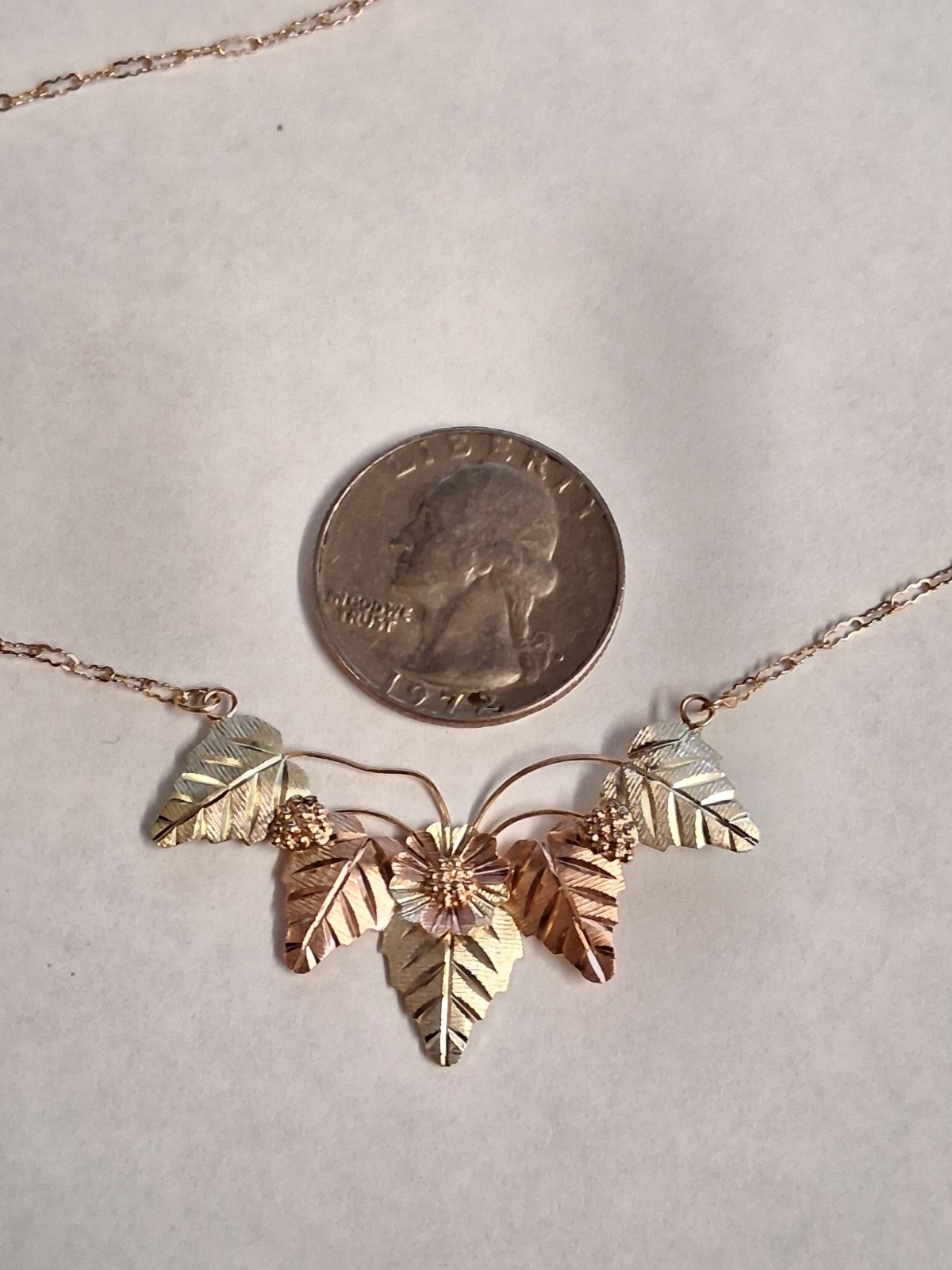 (RI4) 10k Three-Tone Gold Floral Necklace / Chain (3.4 Grams) Size 18″