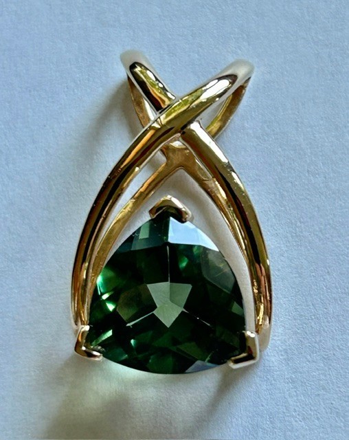 14K POLISHED YELLOW GOLD TRILLION CUT GREEN TOPAZ PENDANT 4.4 GRAMS