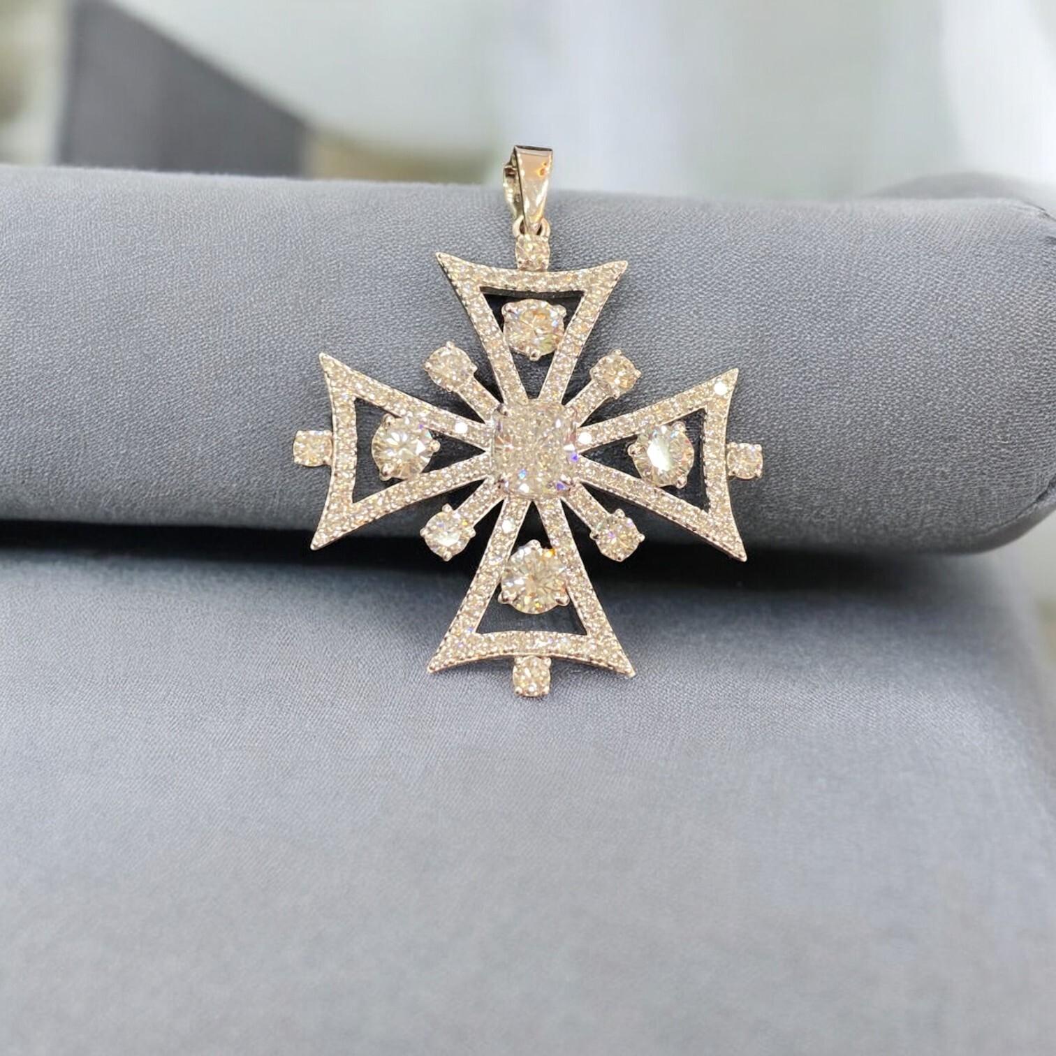 Pave 3.40 Cts F/VS1 Cushion Round Shape Natural Diamonds Cross Pendant 18K Gold