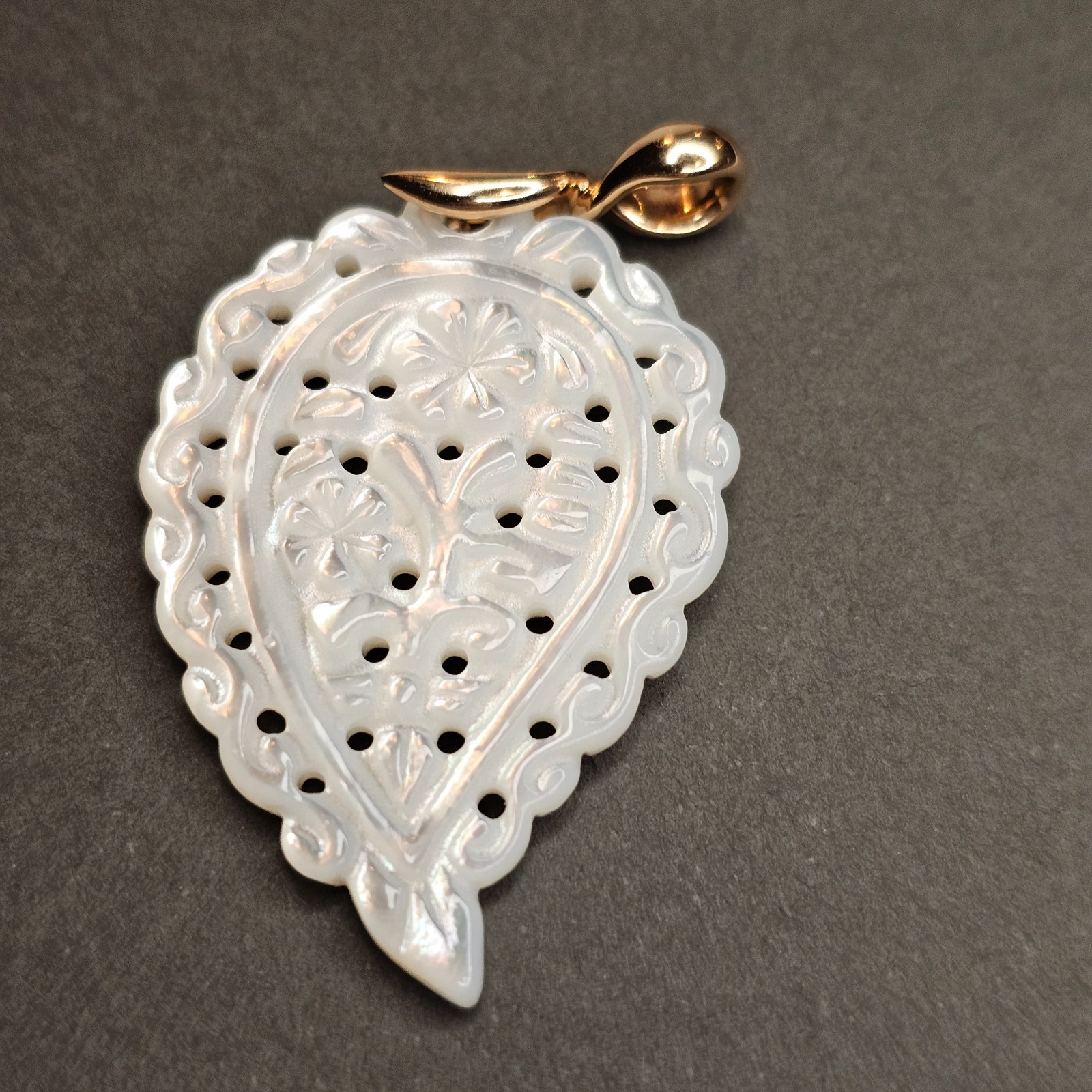 Tamara Comolli INDIA Medium 18K Gold White Mother of Pearl Leaf Pendant TC