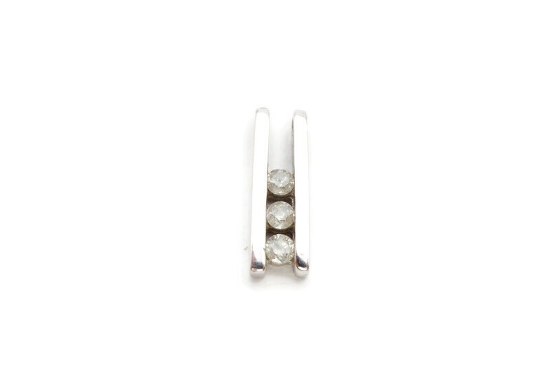 10k White Gold Diamond Bar Pendant 0.20 CTW