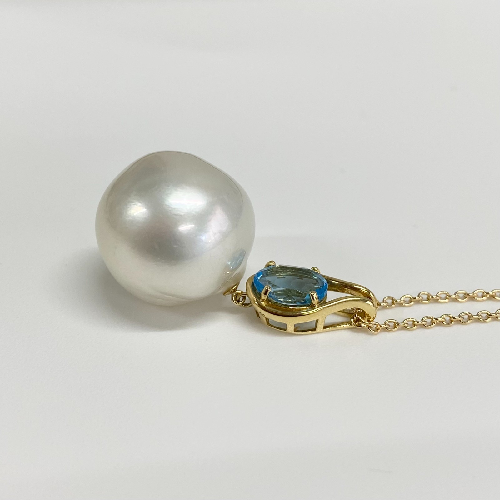 15.6mm Australia South Sea Pearl/Blue Quartz Pendant 18k Solid Yellow Gold