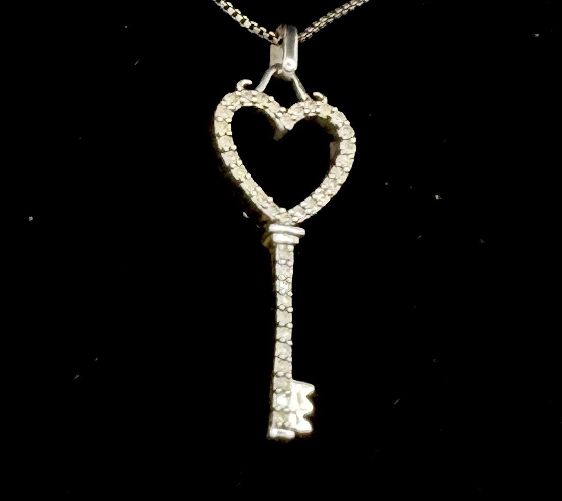 J STERLING SILVER CLEAR/ BLACK DIAMONDS OPEN HEARTS KEY PENDANT NECKLACE