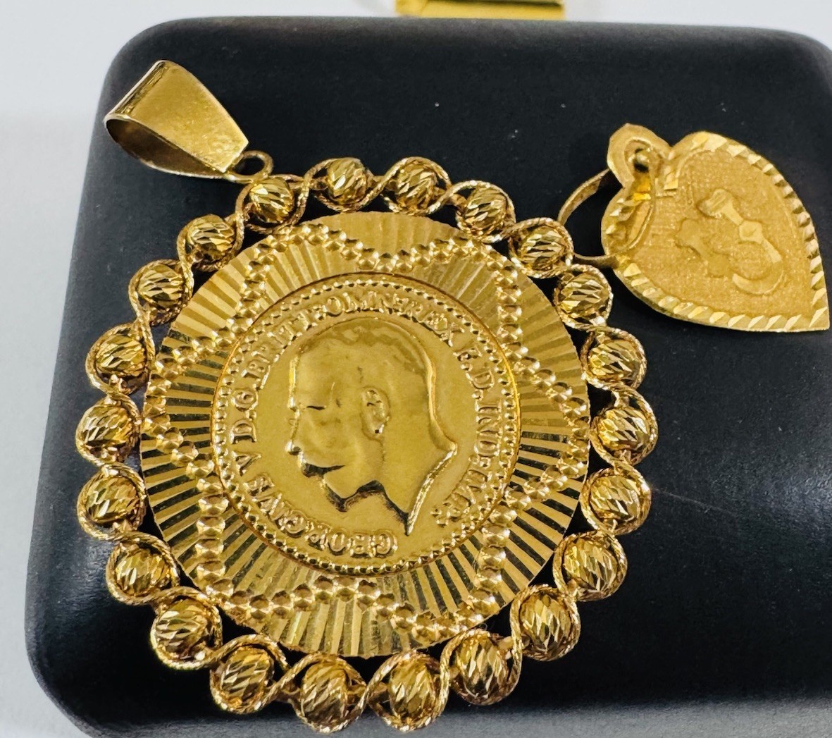 22K 916 Real Gold Two Set of Pendant 22K Heart & 21K Coin Round 6.63g