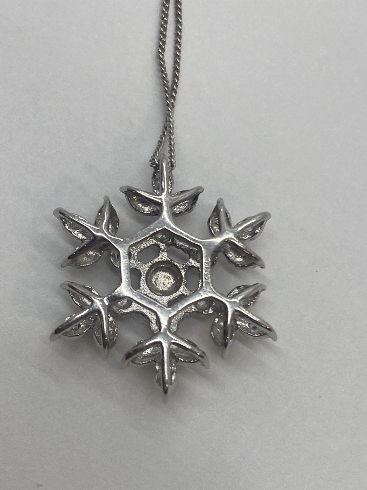 20″ Sterling Silver Chain w Gorgeous Diamond Snowflake Pendant 3.4 grams