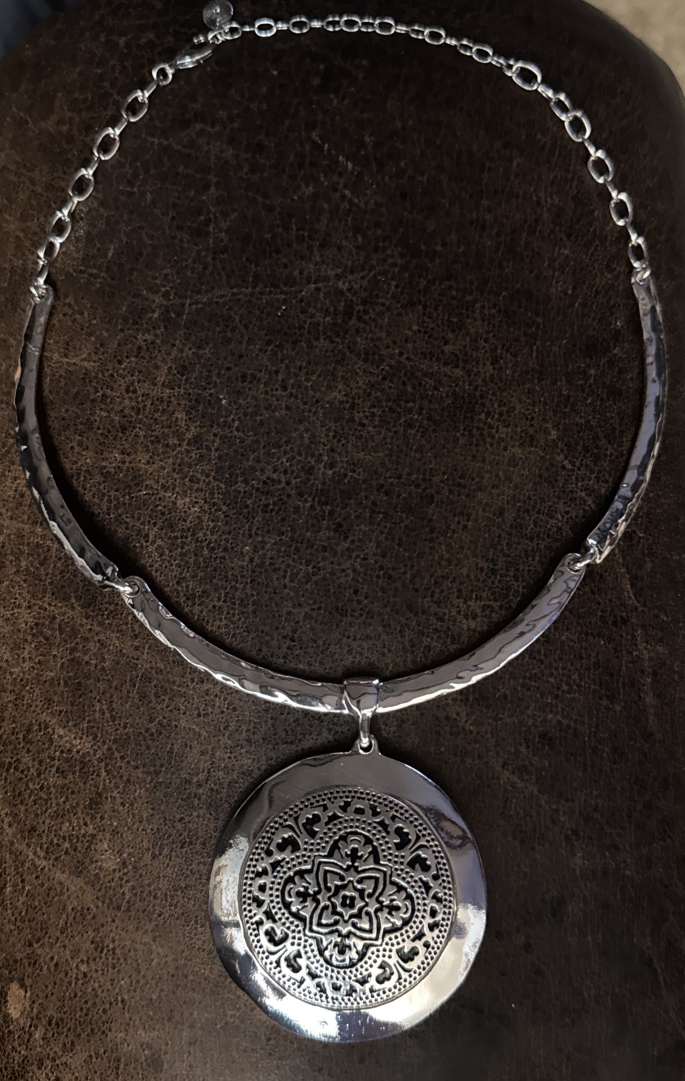 Unique Silver Tone Choker w/ Ornate Round Pendant 14″?