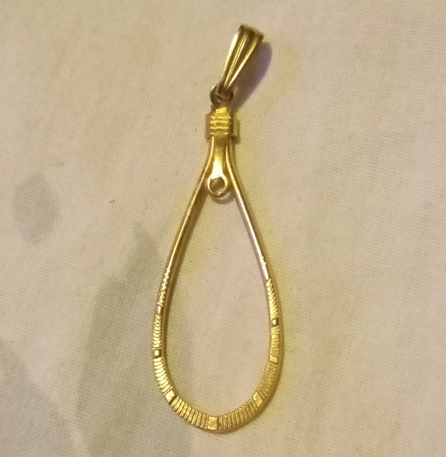 Vintage 14k Yellow Gold Tone Teardrop Charm Pendant Metal, No Stone, 0 Diamonds