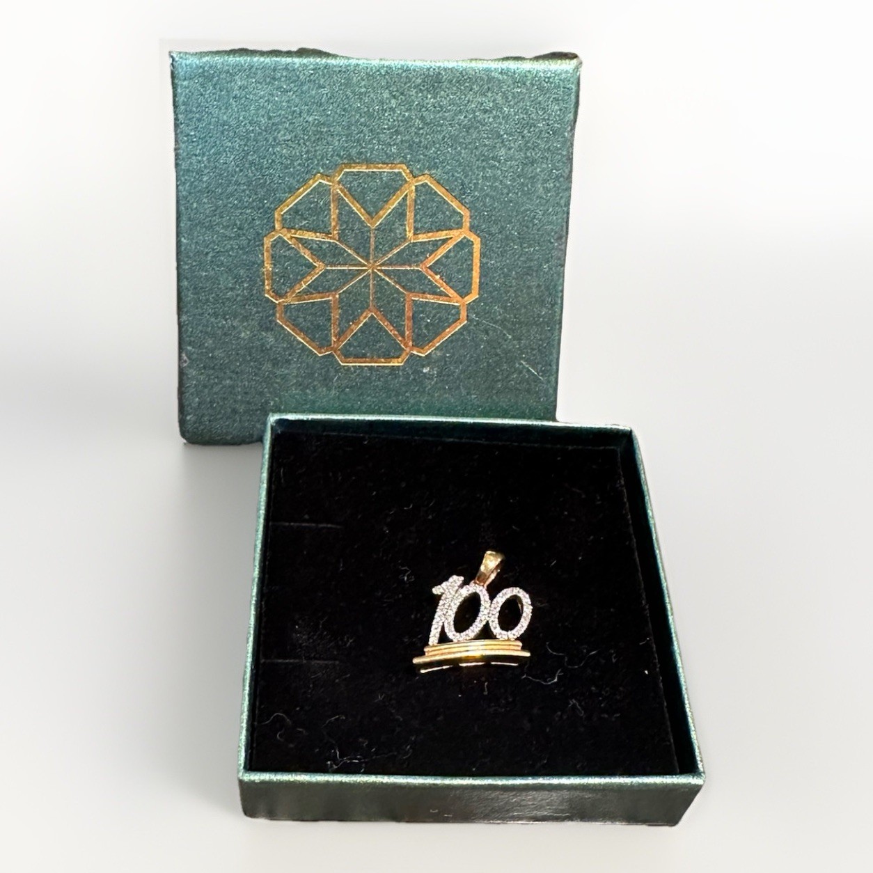 Gold PENDANT STUNNING 10K YG DIAMOND CLUSTER 100 0.20 tcw 1.83 grams