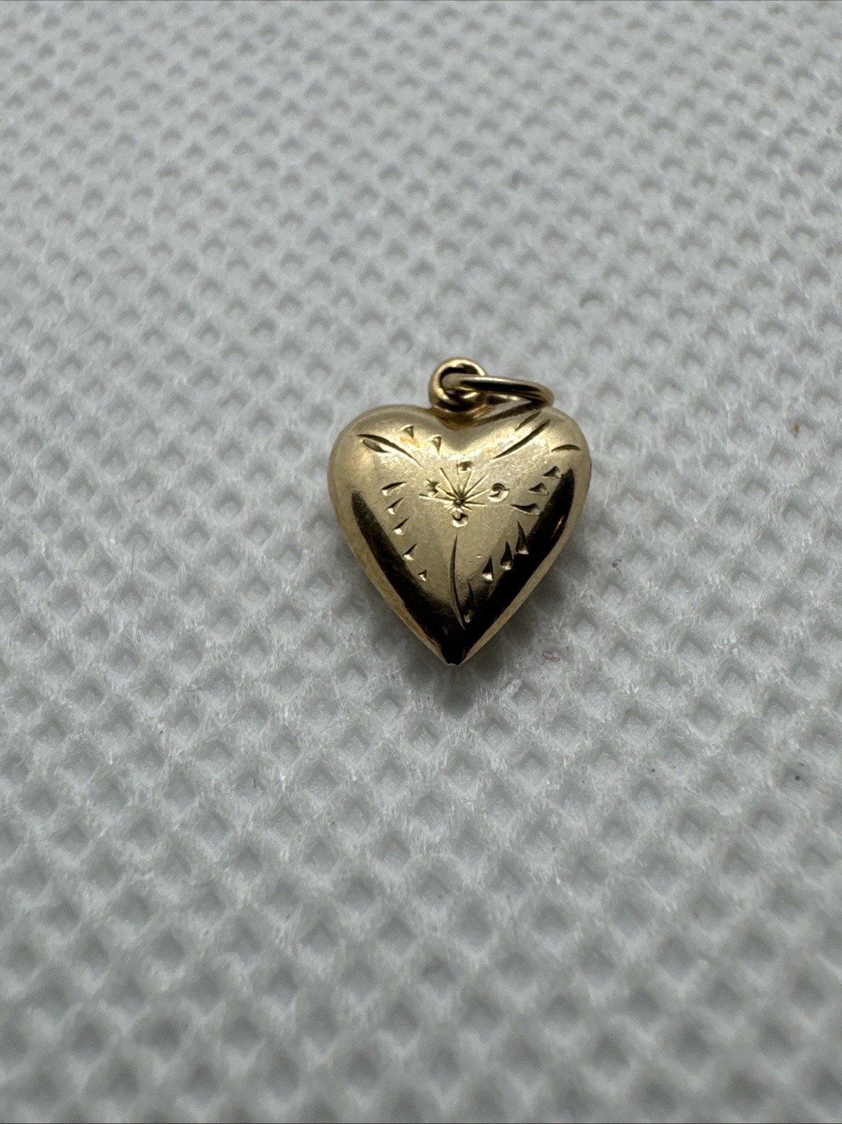 Beautiful 10k Yellow Gold Puffy Heart Hollow Charm Pendant 0.36g Love Carved
