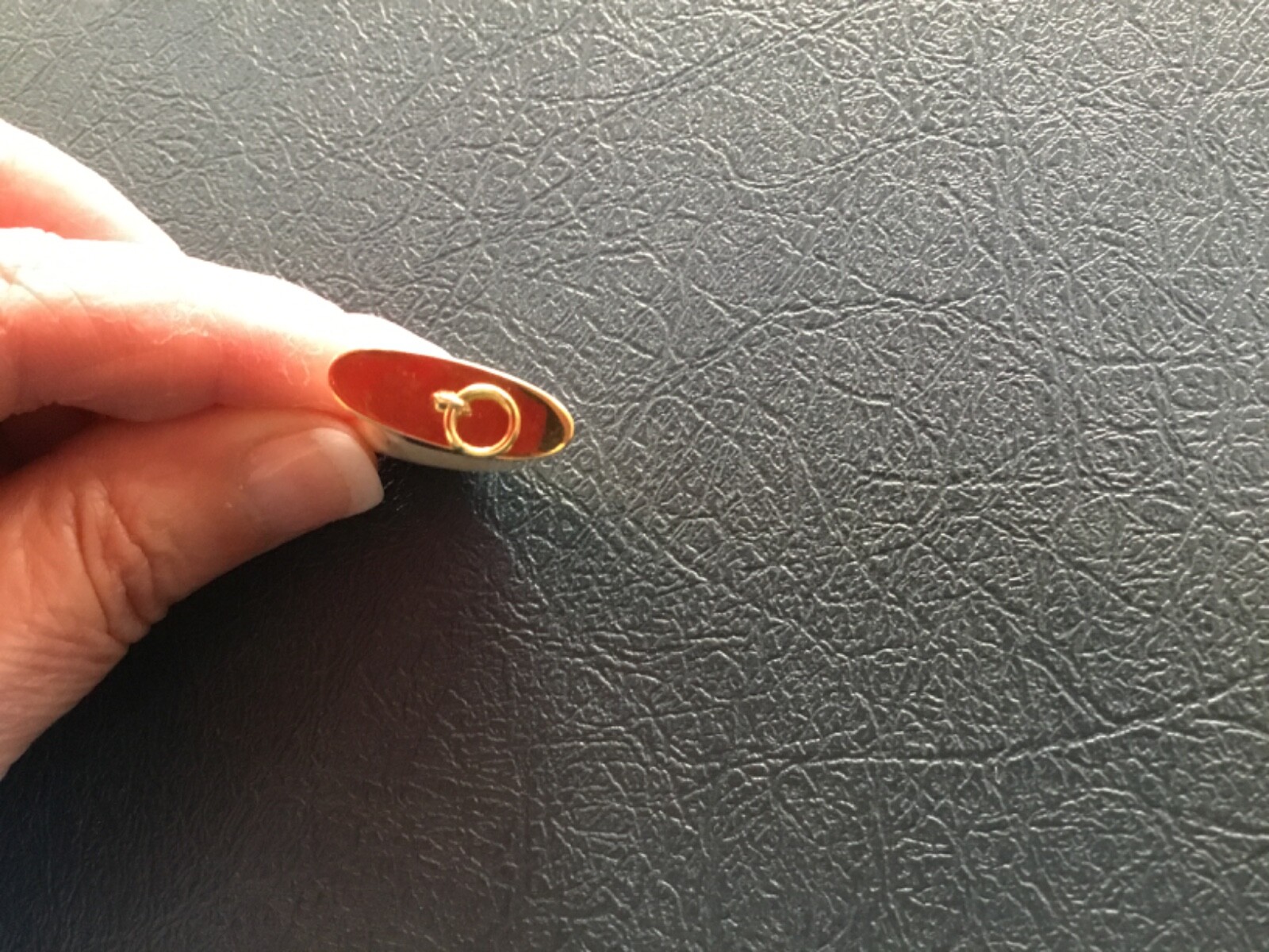10K SOLID YELLOW GOLD WHITE CLAW PENDANT 5.2 GRAMS 1.25’’ VERY GOOD CONDITION