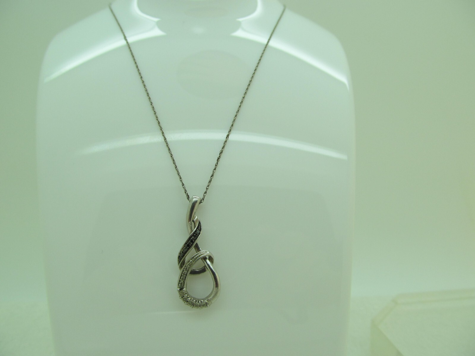 Signed .925 Sterling Silver BLACK & WHITE DIAMOND LOOP DESIGN Necklace (1)