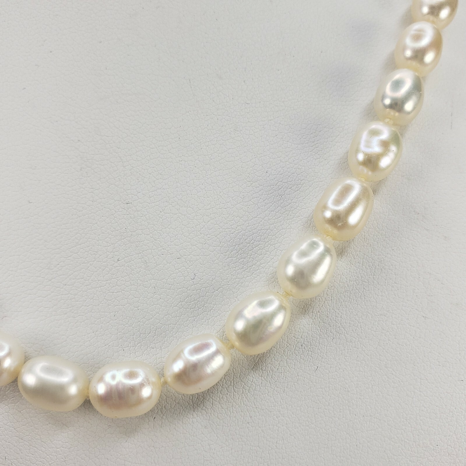 Unbranded Pearl Necklace 18K Yellow Gold 17.5″ White Oval Freshwater Strand 750
