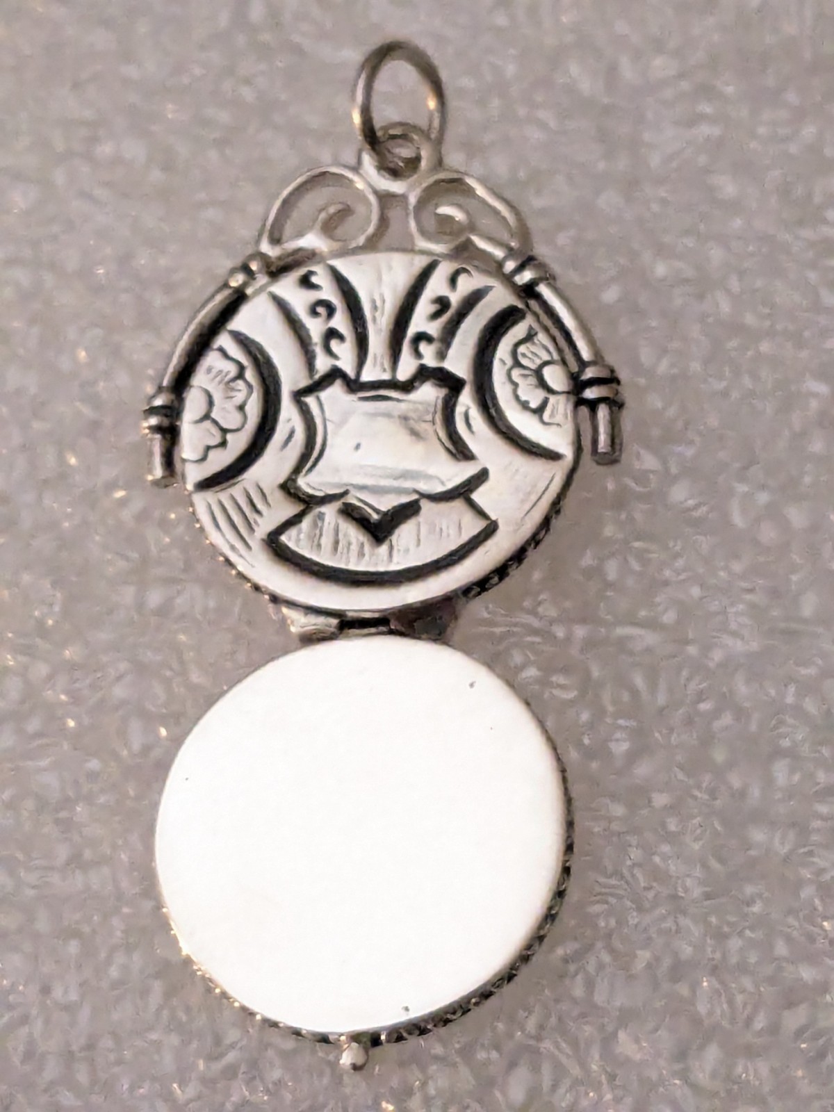 Rio Vintage Sterling Silver Memory Round Locket Opens for Keepsake P46