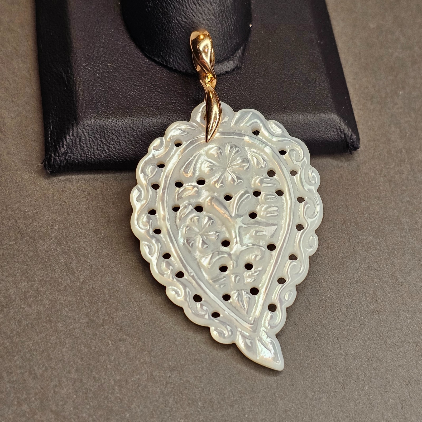 Tamara Comolli INDIA Medium 18K Gold White Mother of Pearl Leaf Pendant TC