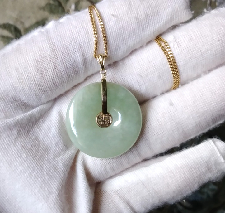 10k light green jade Chinese character blessings circle pendent