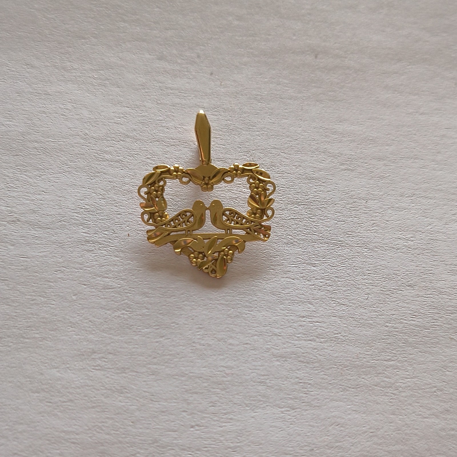 14k Yellow Gold Heart Charm Pendant Birds Motif Love Theme No Stones 0.95g