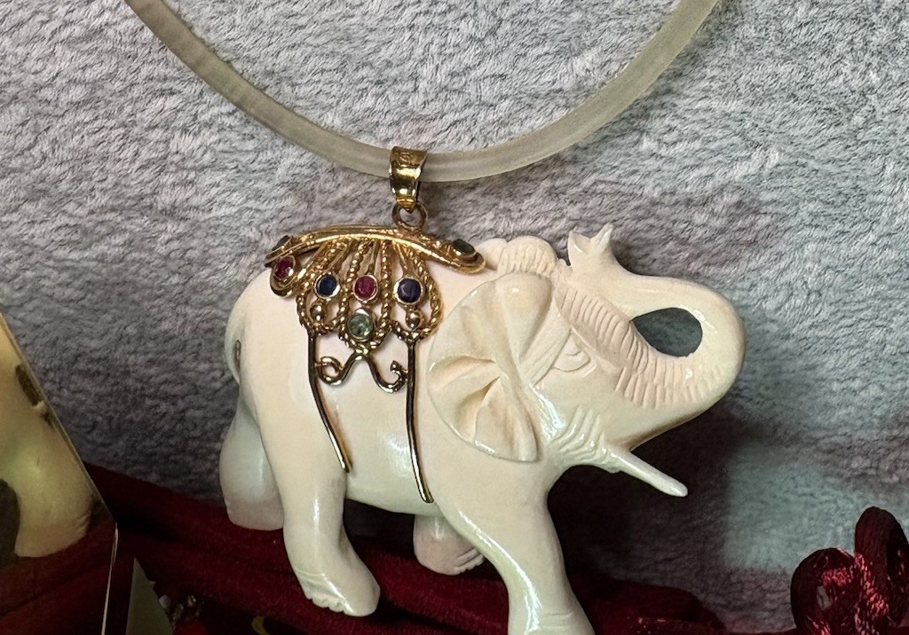 14k Yellow Gold Carved Elephant Multicolor Stone Large Festival 22.7G Cord Lot