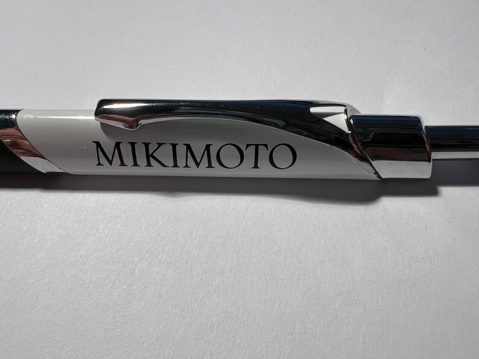 Genuine and Authentic MIKIMOTO White&Black Pen ‘Black South Sea Pearls’ Preowned
