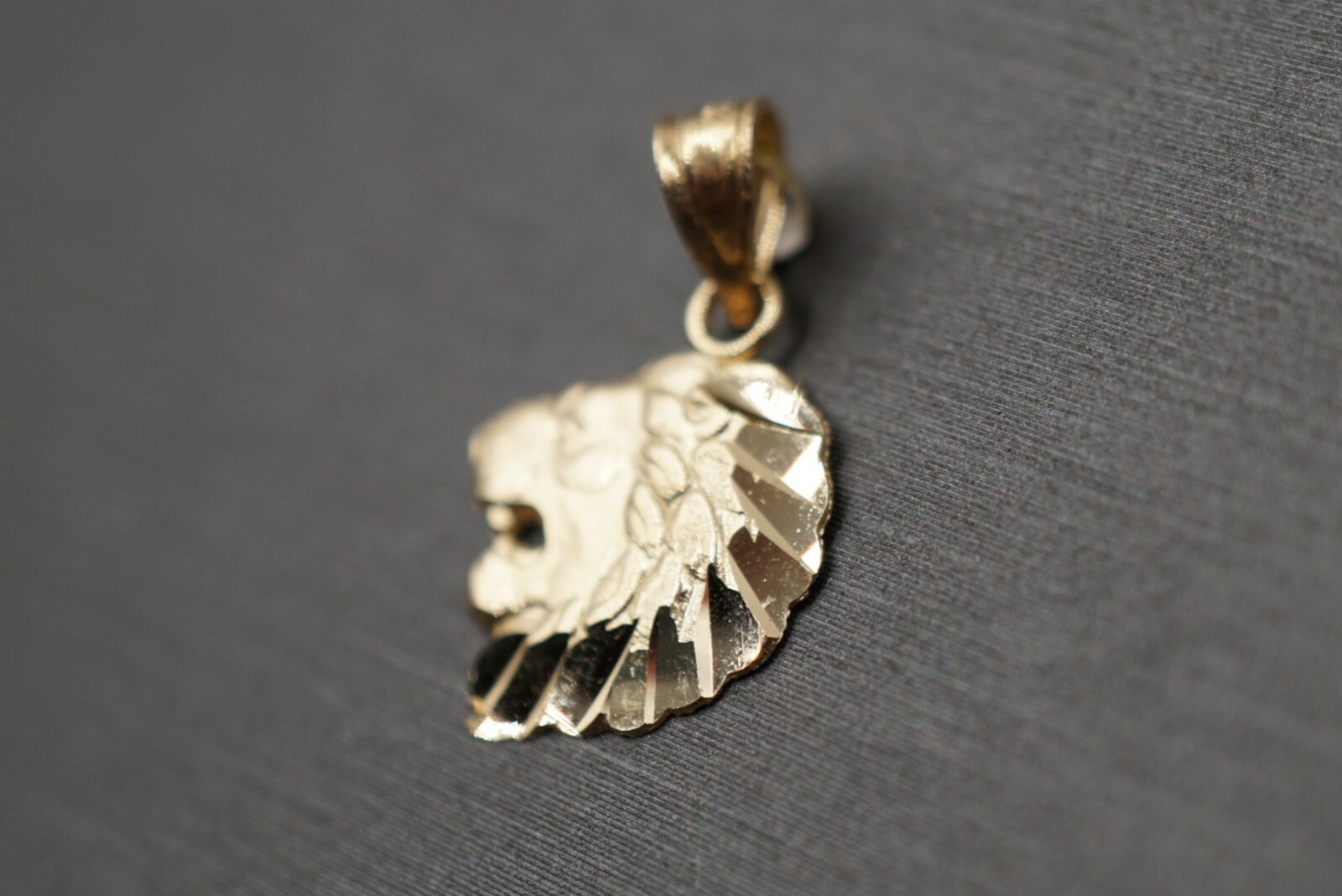 14K Solid Yellow Gold 0.75″ Tiny Diamond Cut Lion Head Charm Pendant.