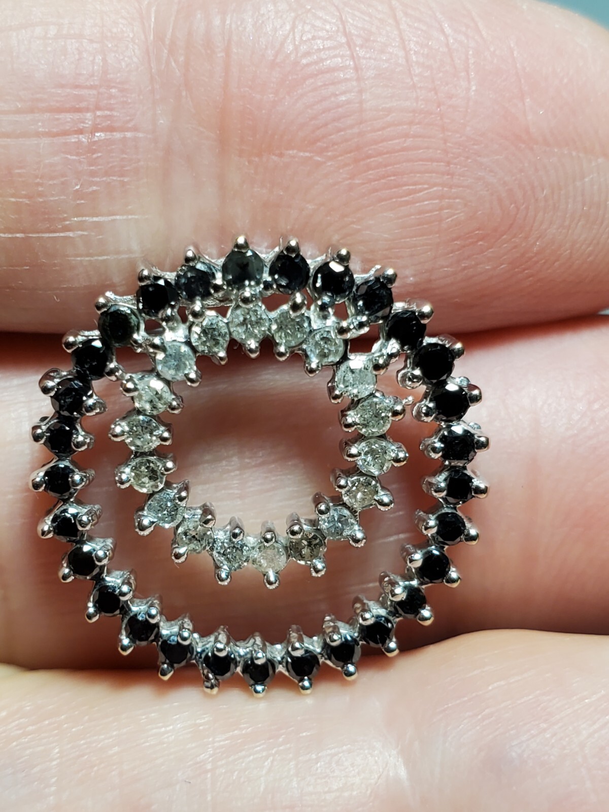 APPROX 0.50 CT ONYX & 1.00 CT DIAMOND 10KT SOLID WHITE GOLD CIRCLE PENDANT