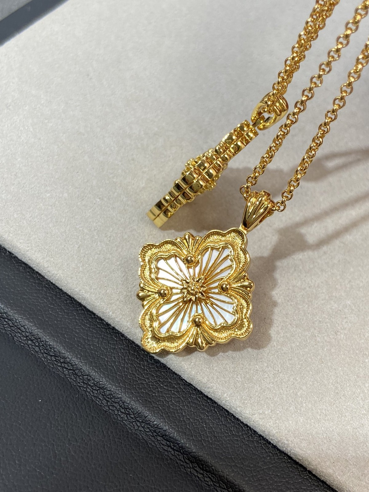 Buccellati Opera Tulle 22KGold Necklace Pendant Timeless Elegance Large size