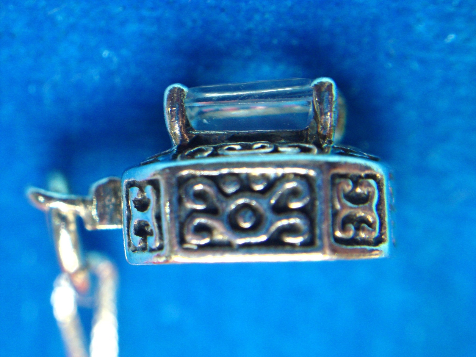 STERLING SILVER FANCY PENDANT WITH LIGHT BLUE STONE & 18″ STER. BOX LINK CHAIN