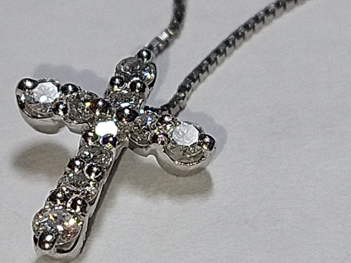 Solid platinum 0.20 carat natural diamond cross necklace 2.56 grams 15.75″