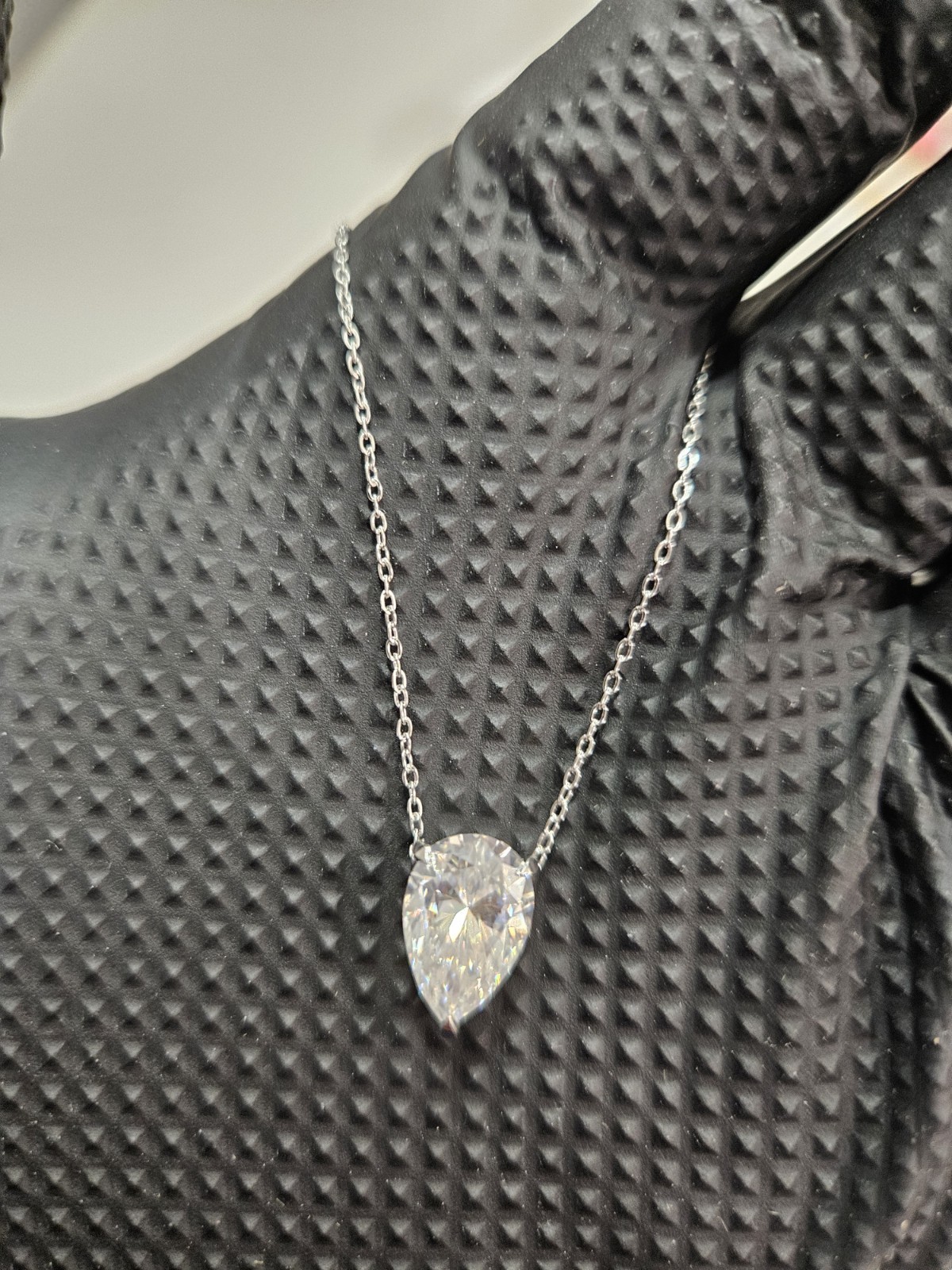 Beatiful 4 Carat Moissanite Pendant with Chain. GRA Included Certified. VVS1 D