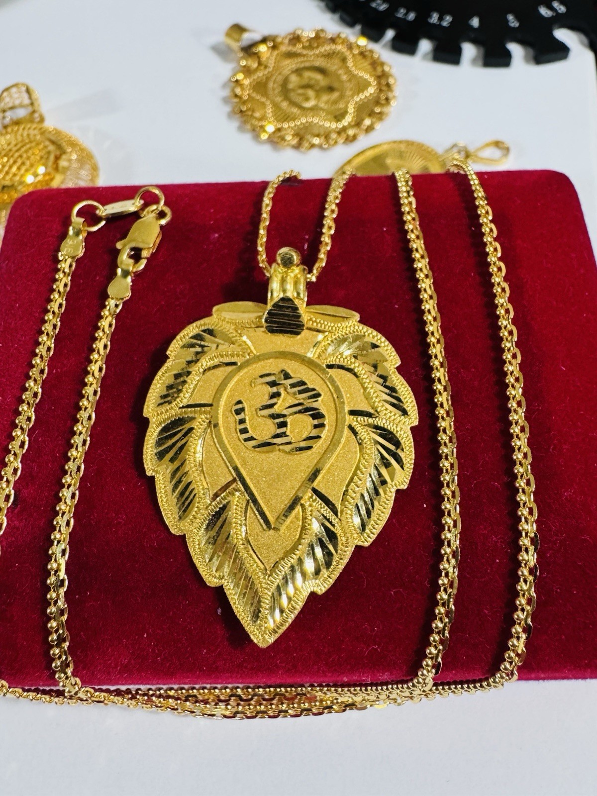 Saudi Dubai 22K Solid 916 Real Gold Leaf Flower Necklace 20” Long 12.1g 2.2mm