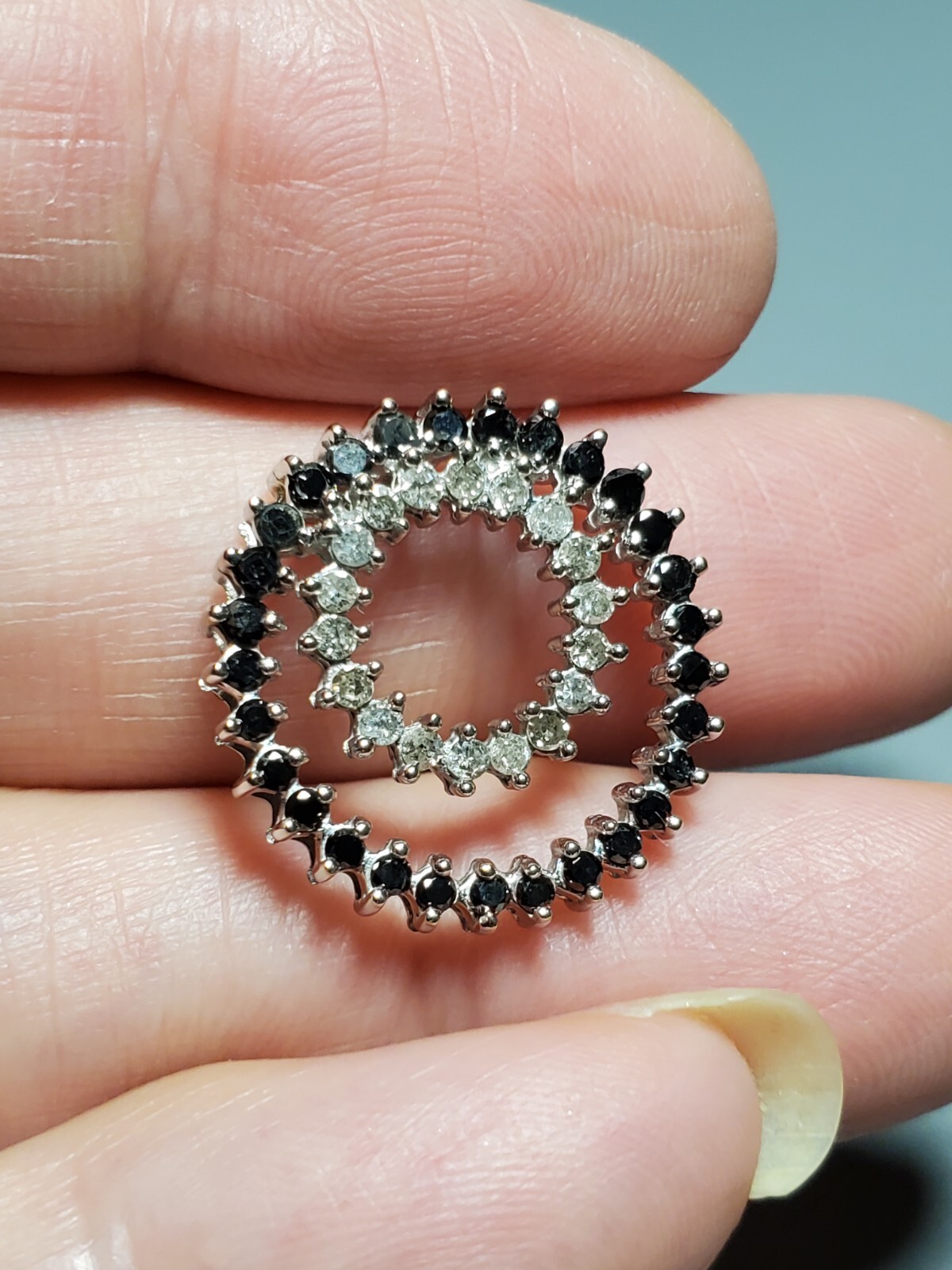 APPROX 0.50 CT ONYX & 1.00 CT DIAMOND 10KT SOLID WHITE GOLD CIRCLE PENDANT
