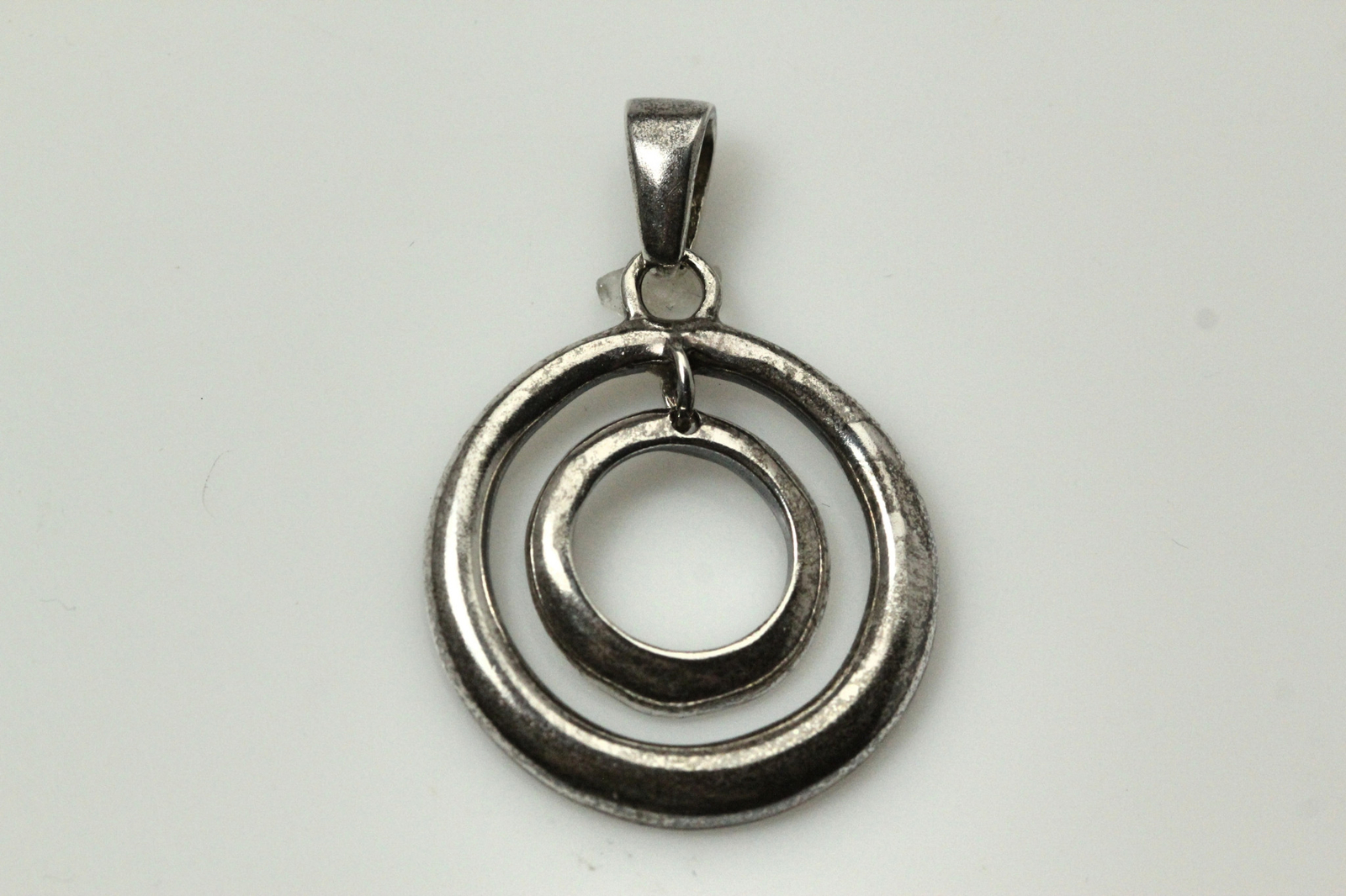 925 Sterling Silver Two Circles Pendant 6.7 Grams Some Tarnish (PEN8088)