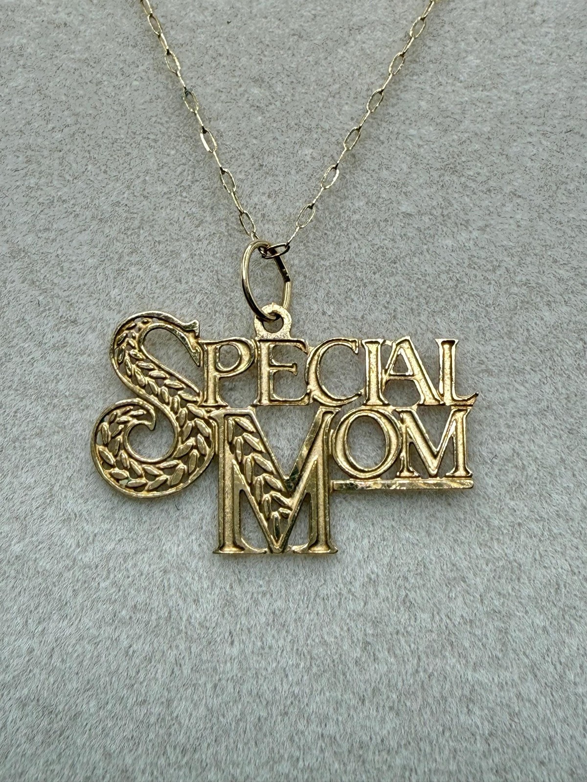 Vintage 14K Gold Special Mom Pendant Charm 0.4g
