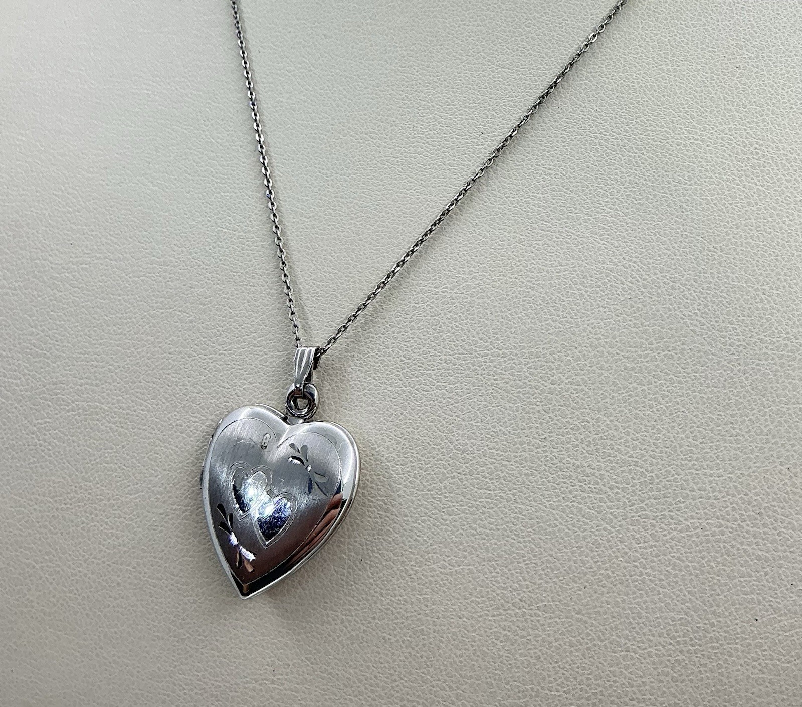 LOCKET HEART SHAPE STERLING SILVER WITH CHAIN ENGRAVED HEARTS (S1039)