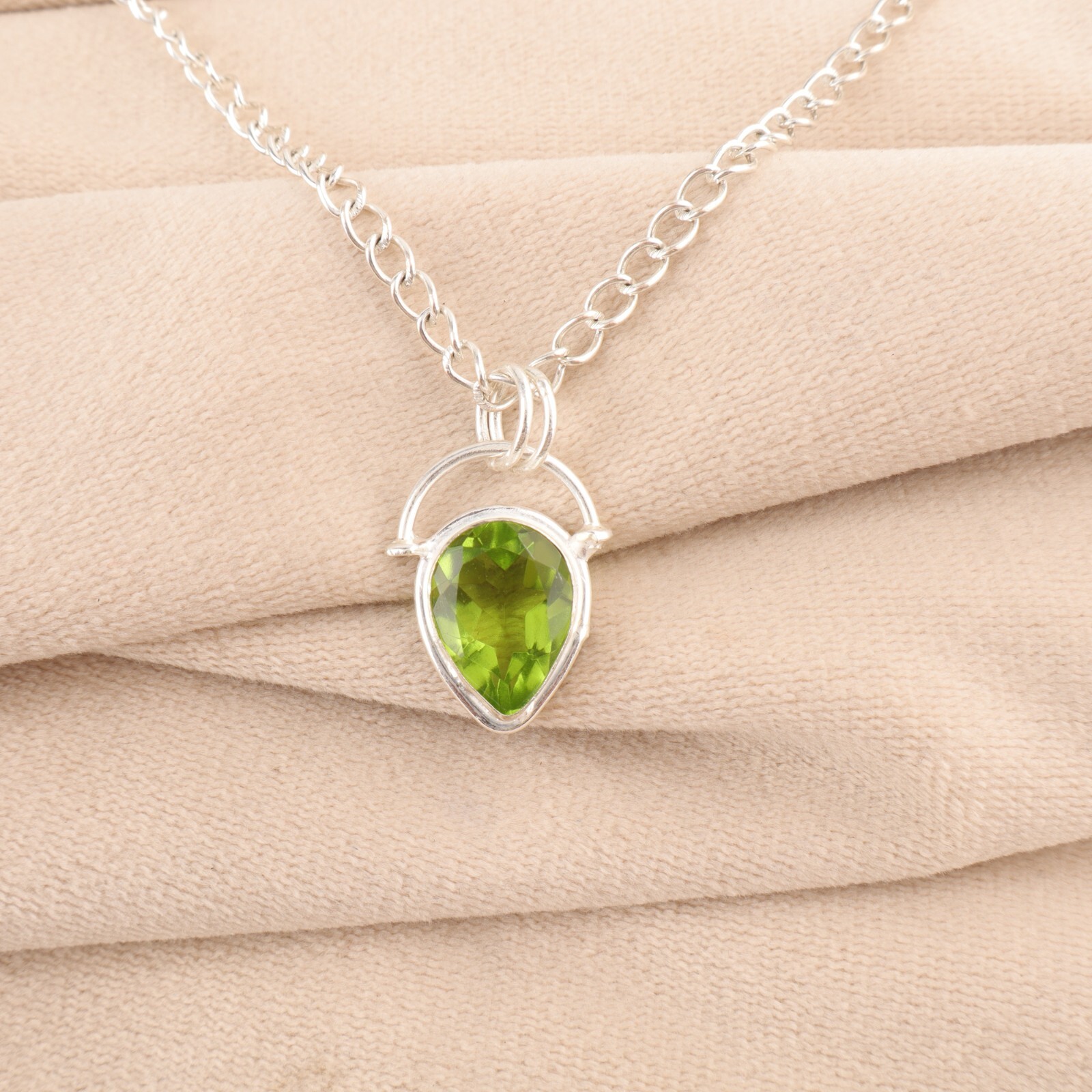 925 Sterling Silver Heart Chakra Faceted Peridot Stone New Sister Bezel Pendant