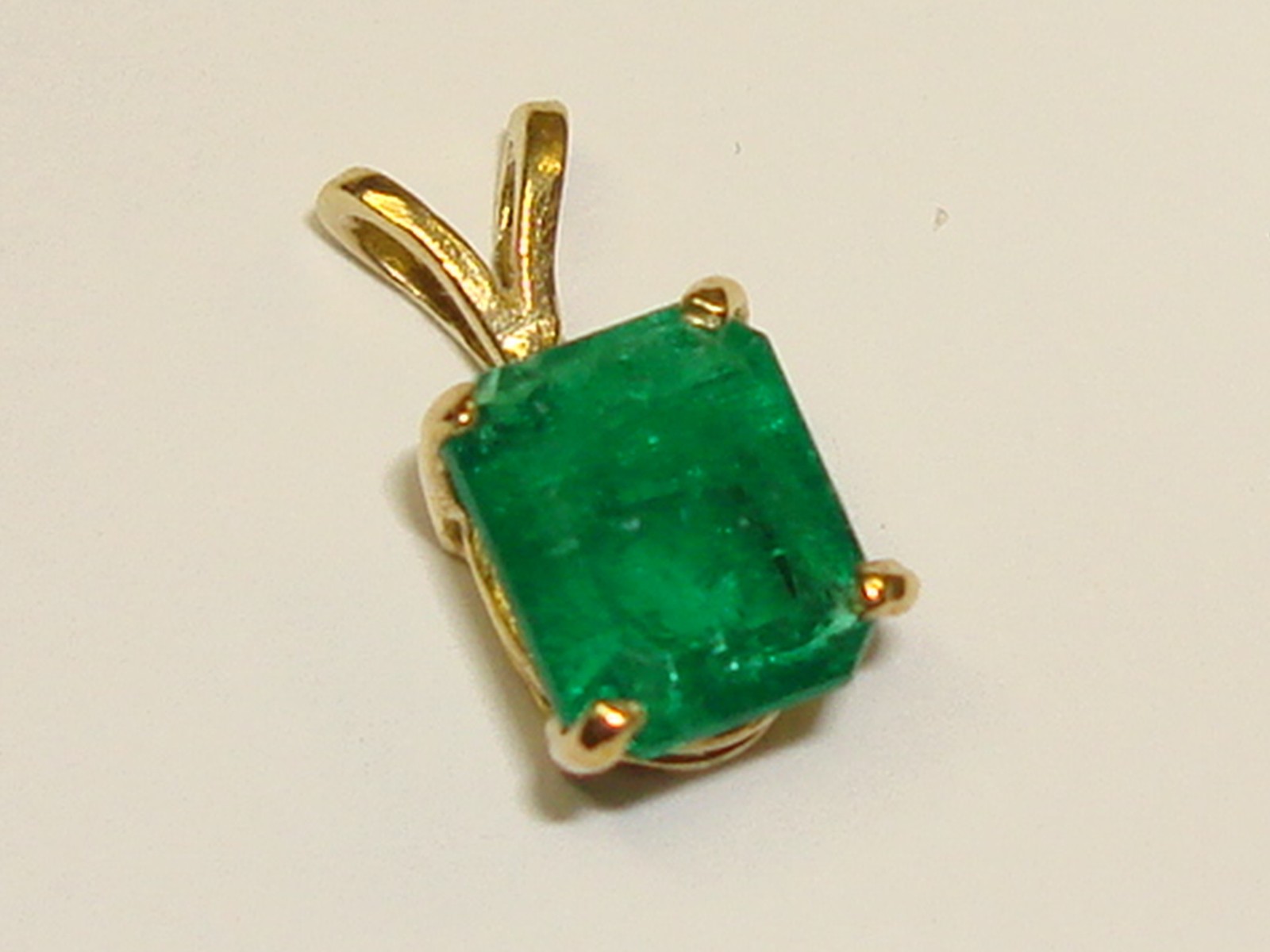14K SOLID GOLD APPROX. 1 1/2 CTW NATURAL EMERALD PENDANT! RARE FIND!