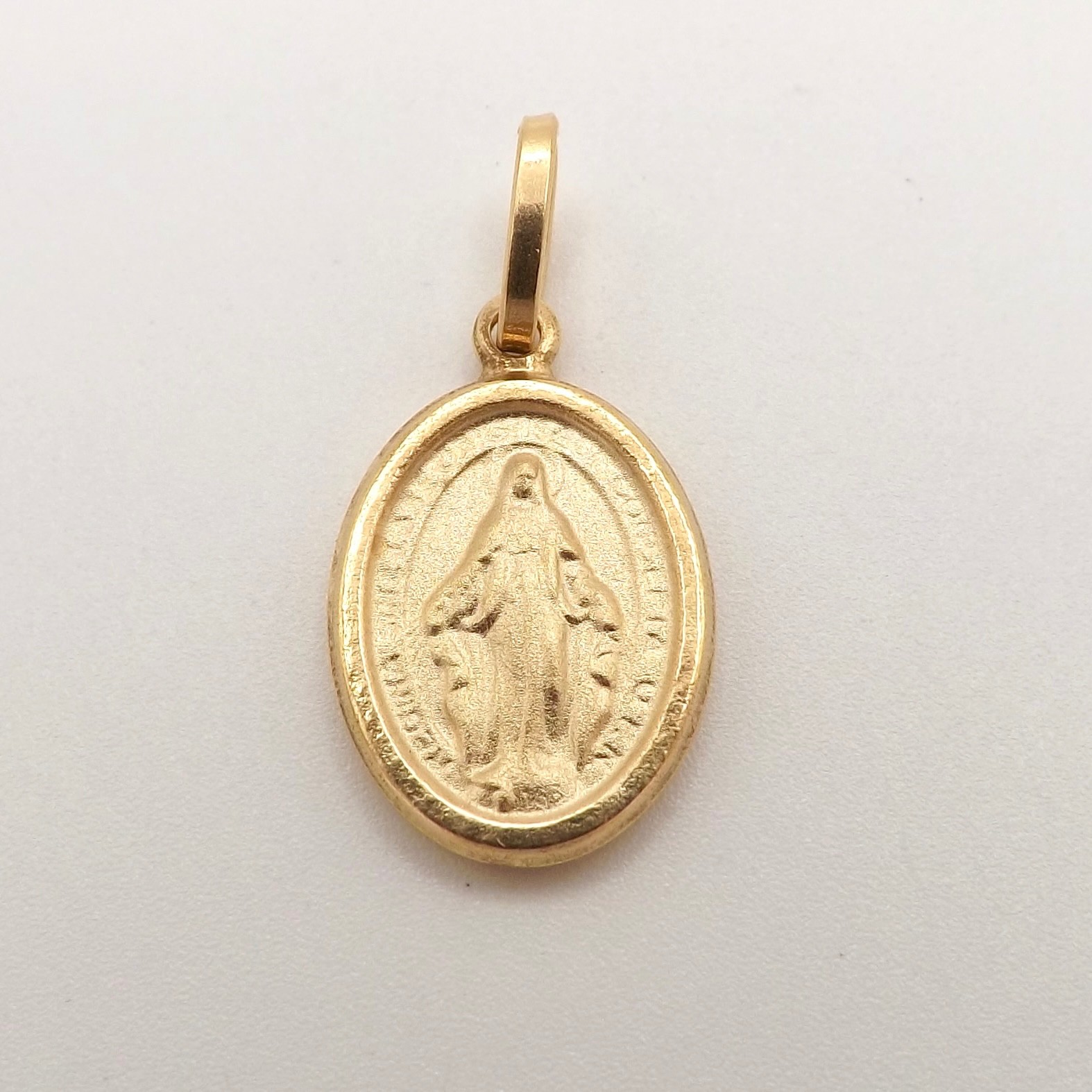 Solid 18k Gold Miraculous Mother Mary Madonna Oval Medal Charm Pendant Italy 750