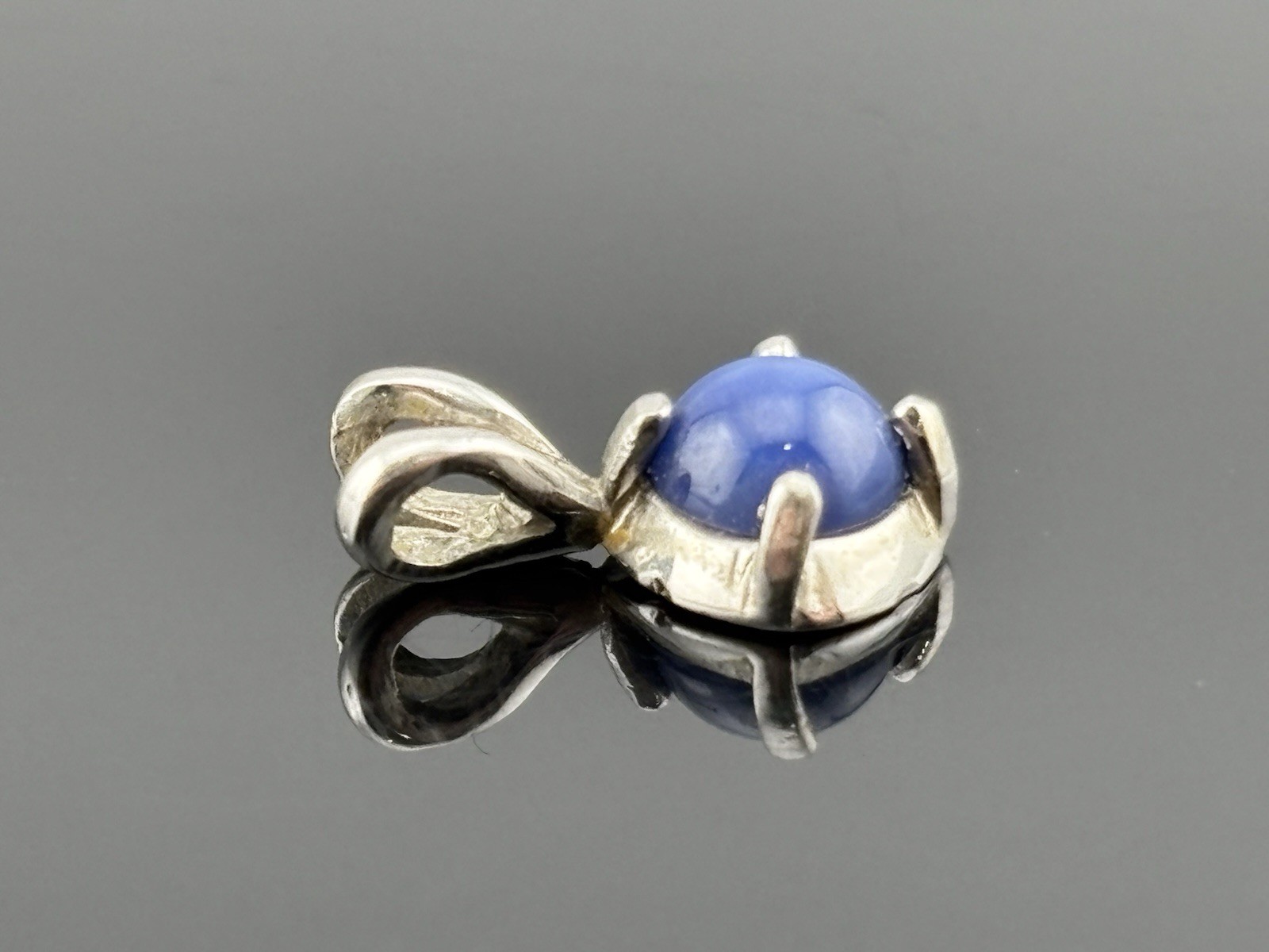 Vintage 14k White Gold Blue Star Sapphire Pendant Round Cabochon 7/16″ Petite