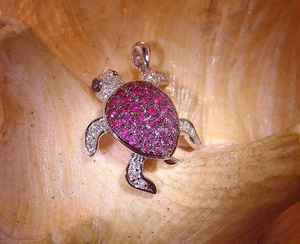 20MM 14K WHITE GOLD 0.87CTS RUBY SAPPHIRE 0.18CT DIAMOND HAWAIIAN TURTLE PENDANT