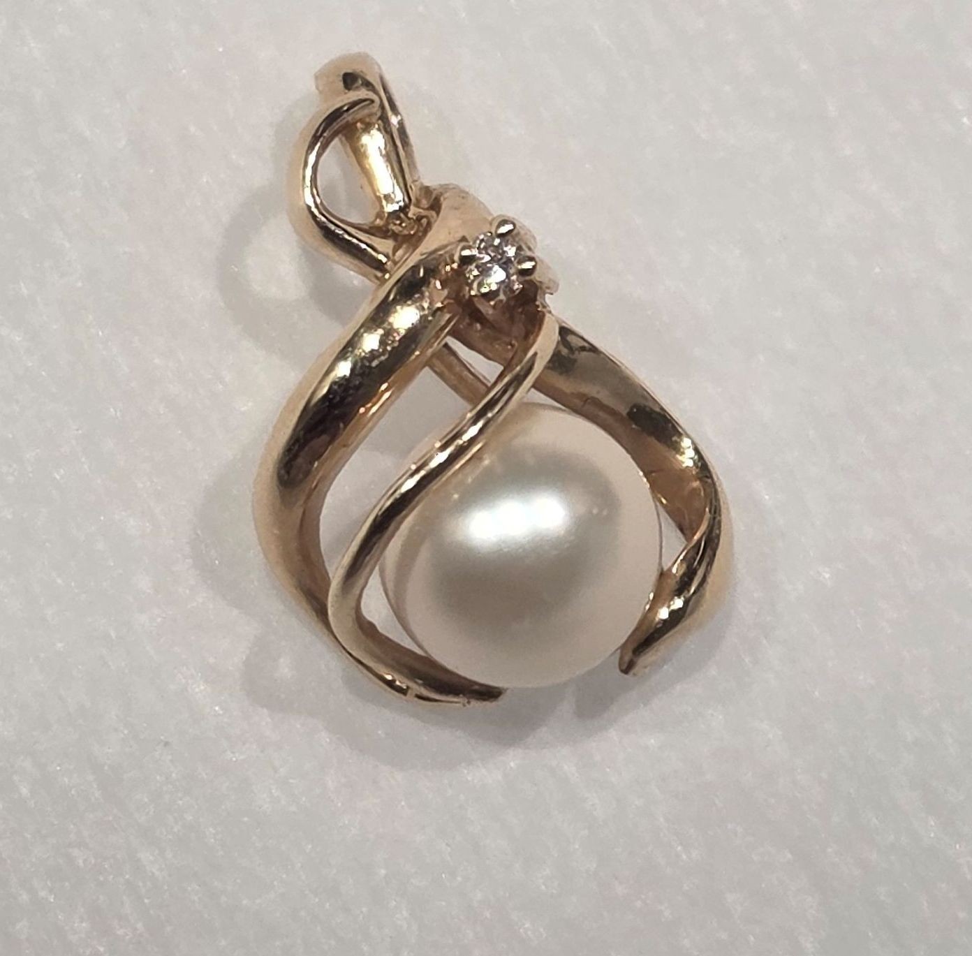 14k Yellow Gold Pendant with Pearl and single Diamond 2.8 grams