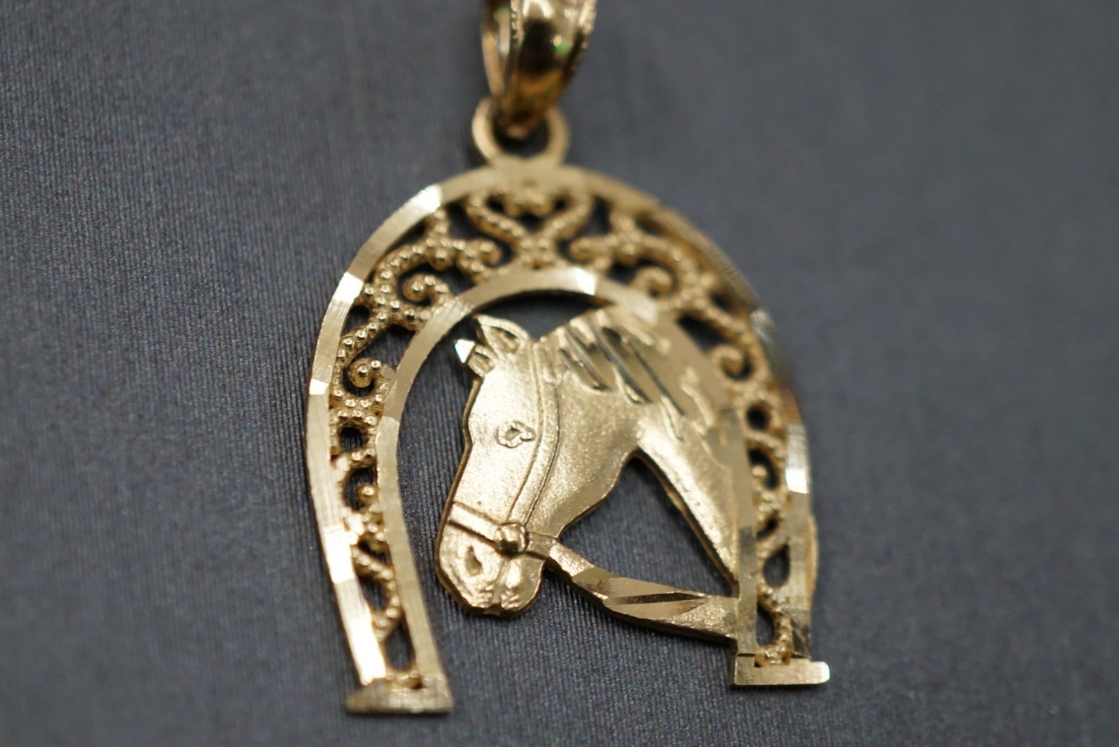 14K Solid Yellow Gold Beautiful Horseshoe Pendant.