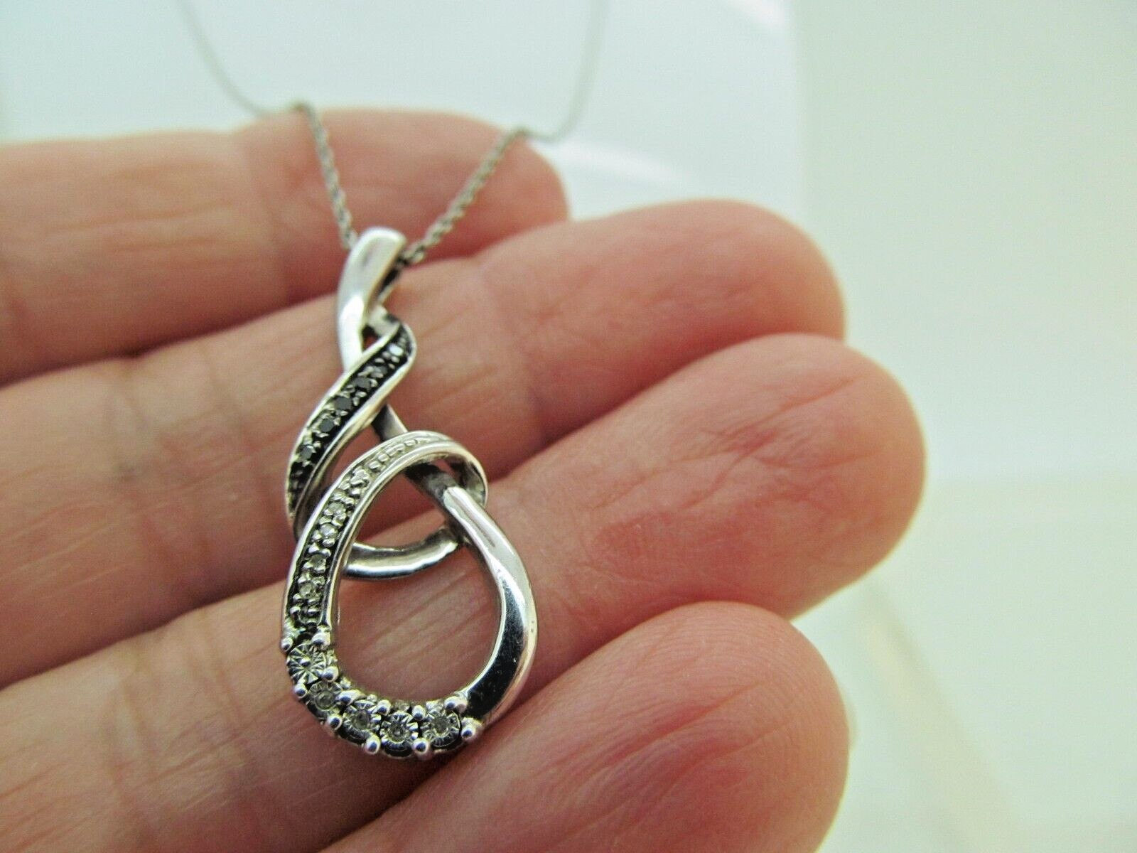 Signed .925 Sterling Silver BLACK & WHITE DIAMOND LOOP DESIGN Necklace (1)