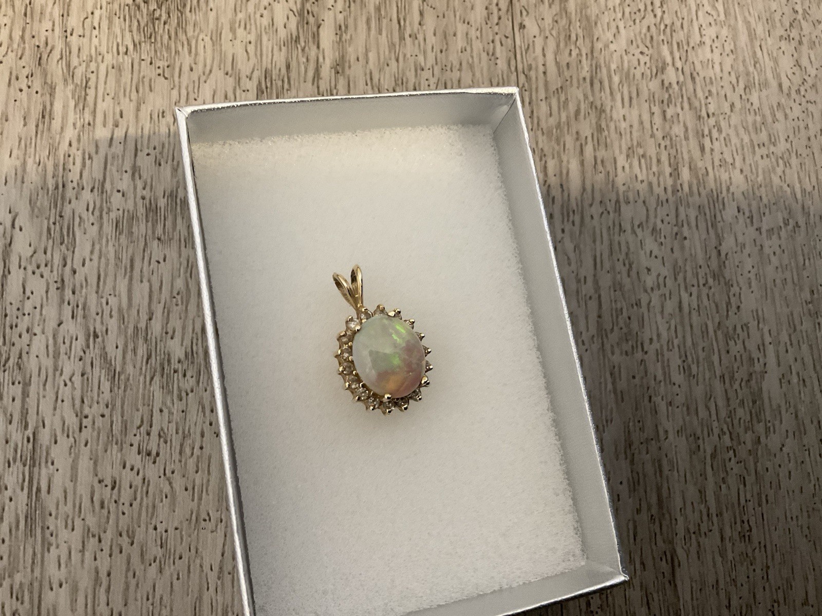 Beautiful 4.20 Opal pendant with Clear Diamonds