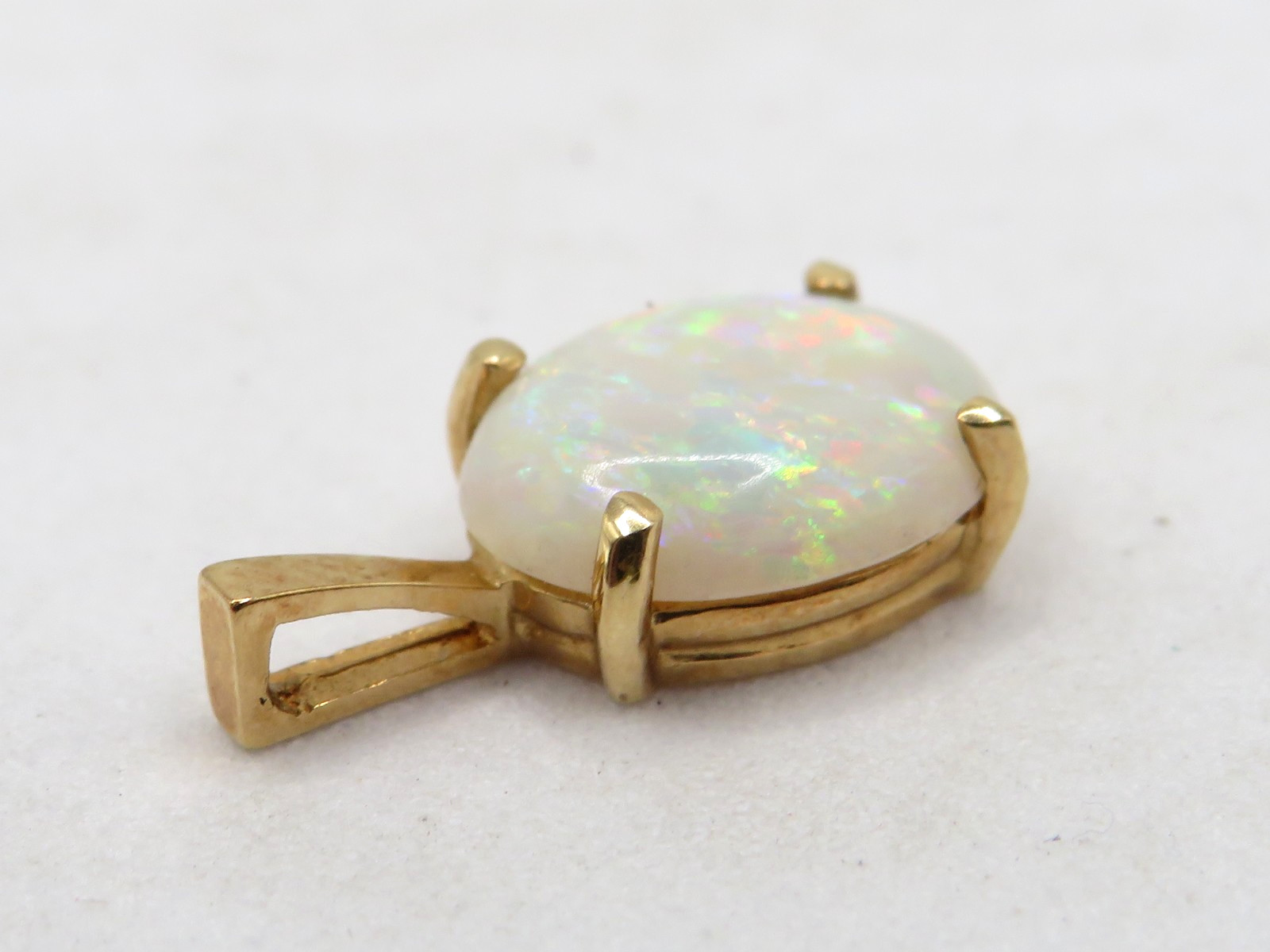 DAINTY LADIES 14k YELLOW GOLD PENDANT w 1.15cts OVAL AUSTRALIAN OPAL (10mmx8mm)*