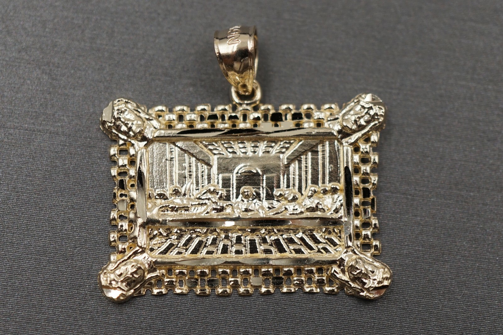 10K Solid Yellow Gold 1″ Diamond Cut Jesus Faces Last Supper Charm Pendant.