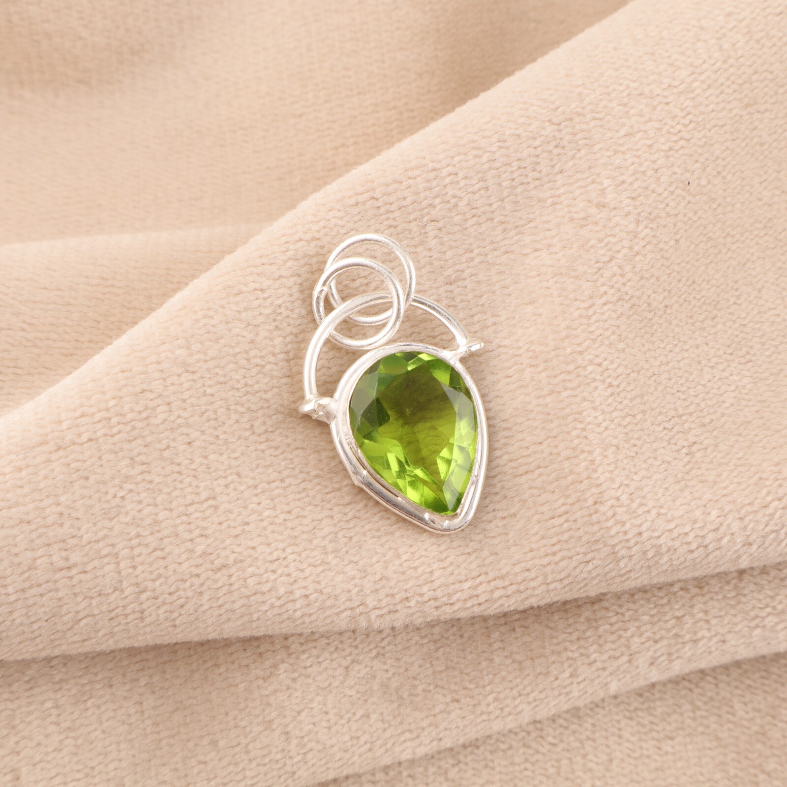 925 Sterling Silver Heart Chakra Faceted Peridot Stone New Sister Bezel Pendant