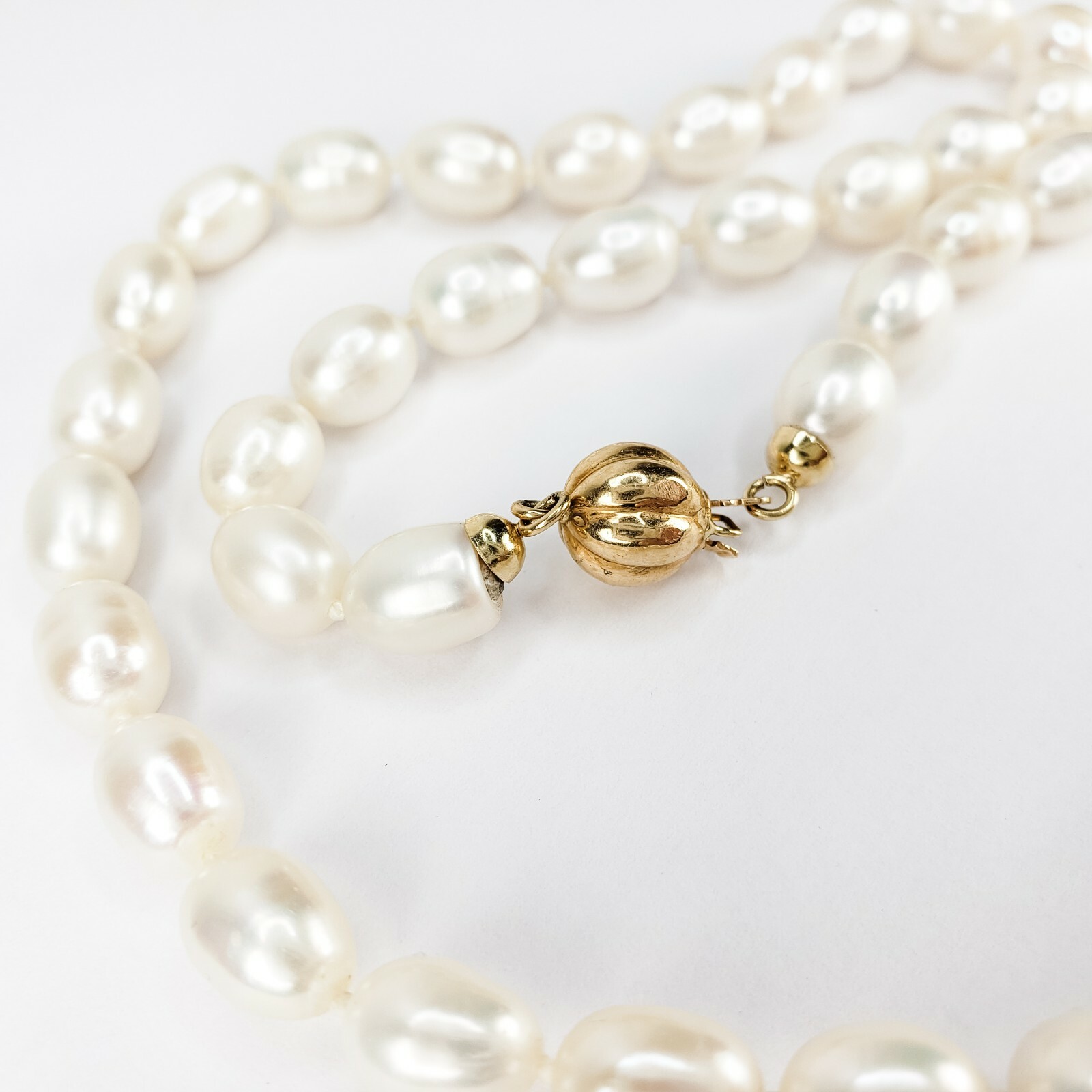 Unbranded Pearl Necklace 18K Yellow Gold 17.5″ White Oval Freshwater Strand 750