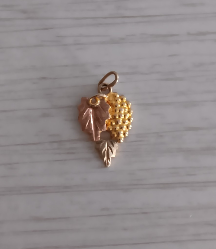 Black Hills Gold 10k Pendant Small Danity Leaf Grape Design Multi-Tone