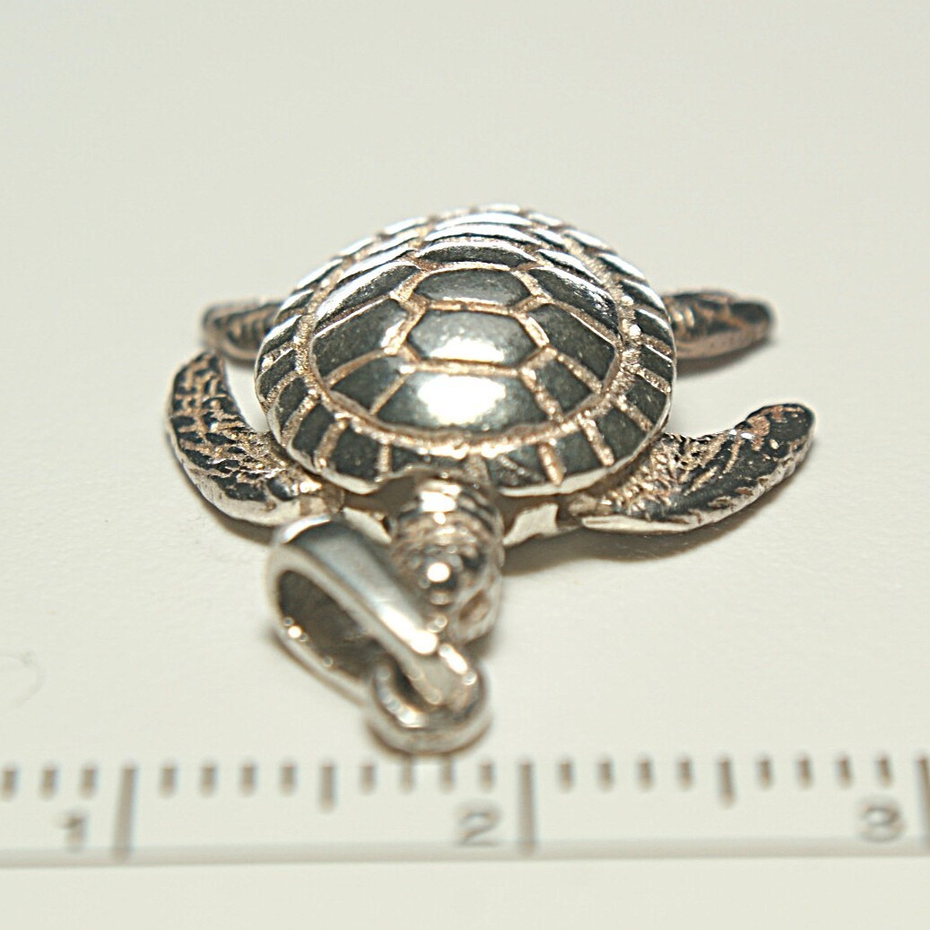 Sterling silver sea turtle with movable fins, 15mm, 3.81grams with ring