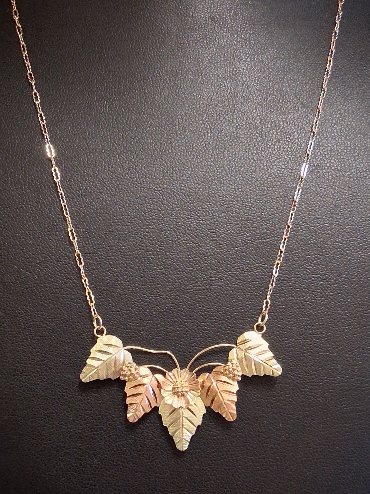 (RI4) 10k Three-Tone Gold Floral Necklace / Chain (3.4 Grams) Size 18″